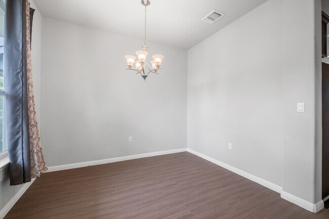 Building Photo - Gracious 2 Bedroom, 2 Bath Home in Goodnig...