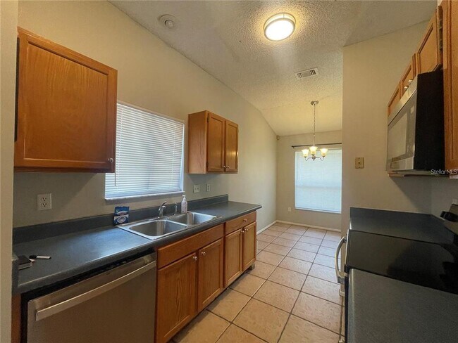 Building Photo - 628 Holbrook Cir