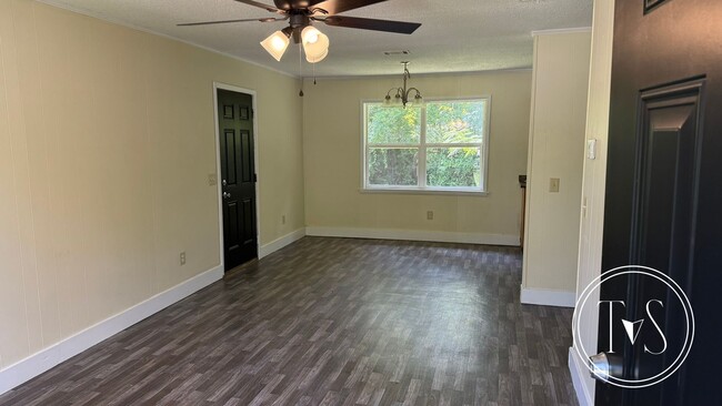 Building Photo - Move-in ready NOW!