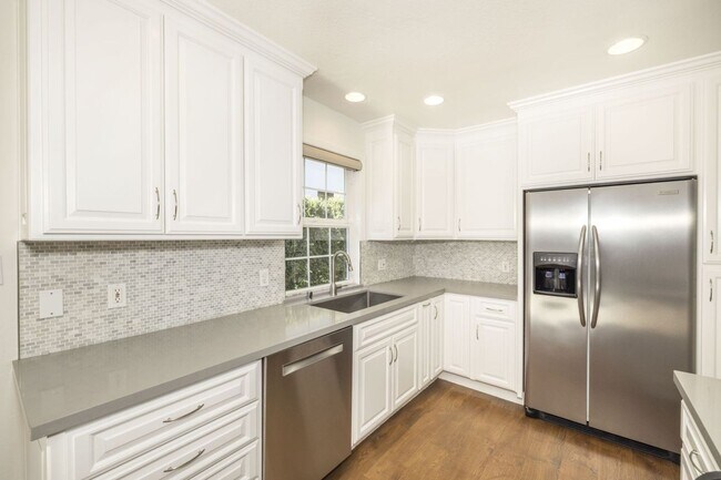 Building Photo - Wonderfully Updated 3 Bed, 2 Bath Home in ...