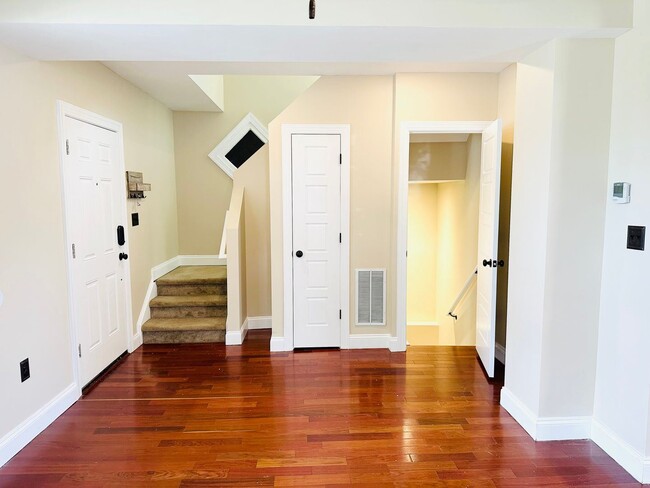 Foto del edificio - 3 br, 3.5 bath House - 9500 BURTON AVE.