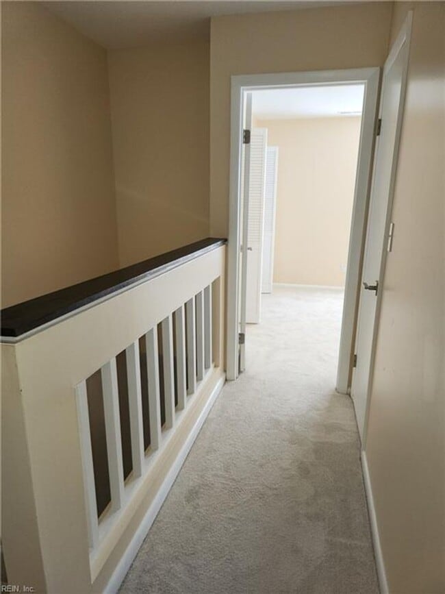 Building Photo - Newly Renovated Condo in Salem