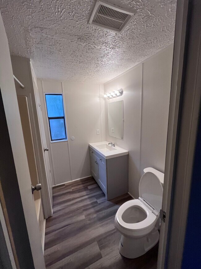 Foto del edificio - 4111 Daisy Ln