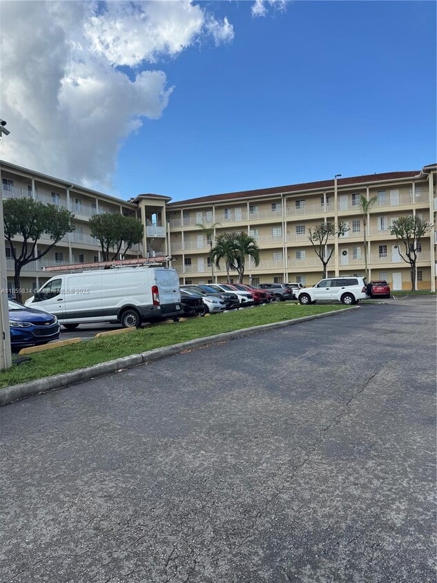 Foto principal - 6940 NW 179th St