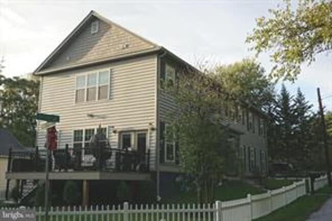 Building Photo - 208 Bryan Ave