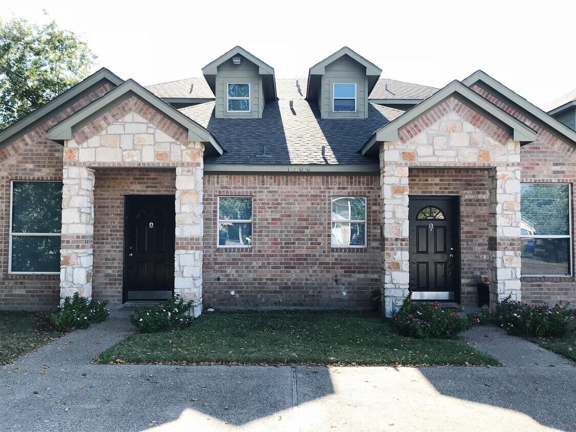 Primary Photo - 4/2 Duplex Minutes from Baylor!