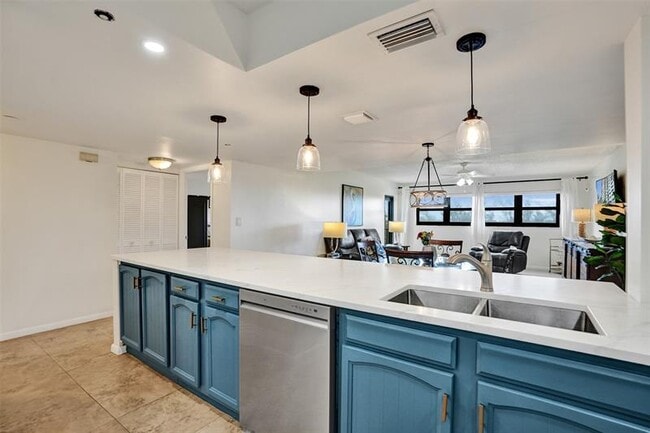 Building Photo - 3200 Port Royale Dr N