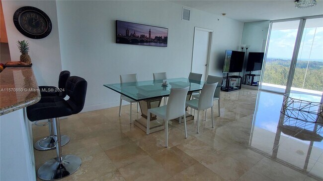 Foto del edificio - 14951 Royal Oaks Ln