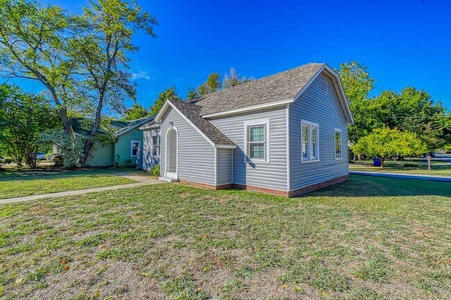 Foto del edificio - Charming Two  Bedroom with Hardwood Floors!