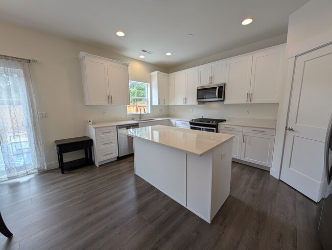 Building Photo - 3 Bedroom Palmer Lake Oasis. Available Now!