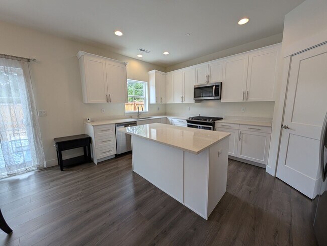 Foto del edificio - 3 Bedroom Palmer Lake Oasis. Available Now!