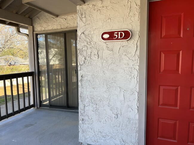 Building Photo - 1304 E Bayou Pky