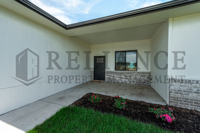 Building Photo - 619 Elmwood St