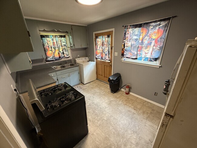 Building Photo - 3347 Bedford Ln