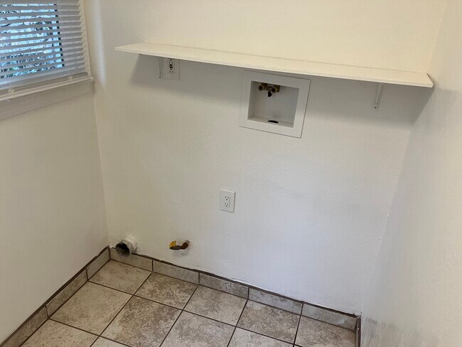 Washed & dryer hook ups - 8334 Jackson Pl