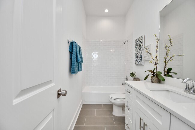 Foto del edificio - 9006 Laverne Laurel Ln
