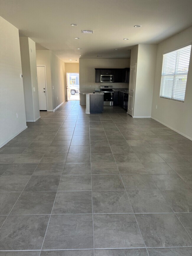 Building Photo - Spacious 4 Beds, 2 Baths home in Estrella ...