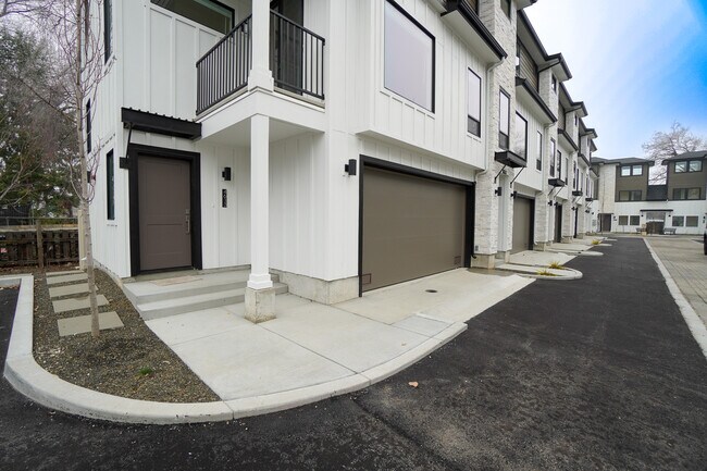 Building Photo - 4613 Iota St