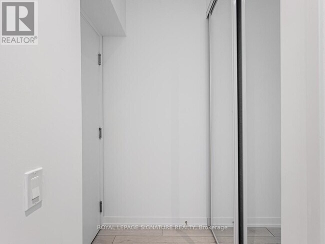 Photo du bâtiment - 950-3950 Portage Pkwy