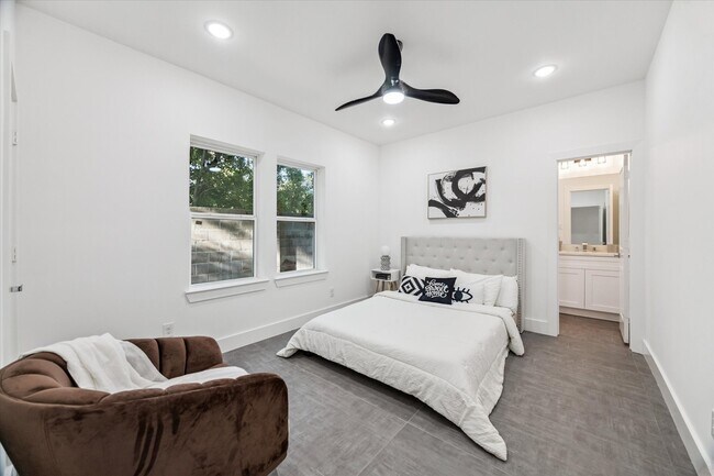 Building Photo - 2122 Oatfield Dr