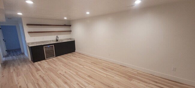 Building Photo - 470 E 200 N
