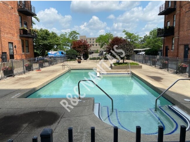 Foto del edificio - 6533 E Jefferson Ave