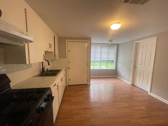 Building Photo - Country Living In The Heart Of The City!