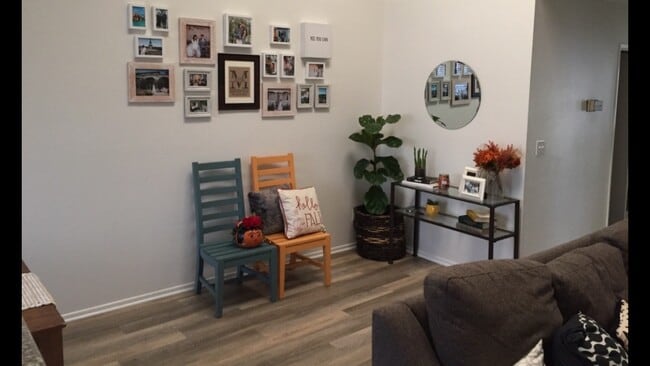 Apt. B Living Room. - 831 N Zeyn St
