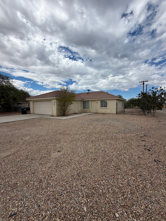 Building Photo - 1332 Persimmon Ave