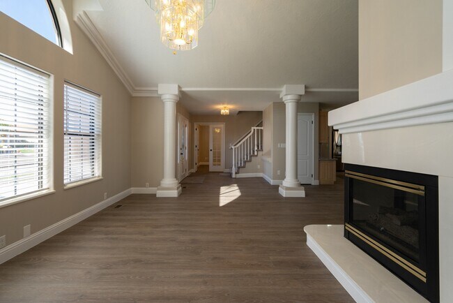Foto del edificio - Spacious 6 Bedroom Home with a Balcony!