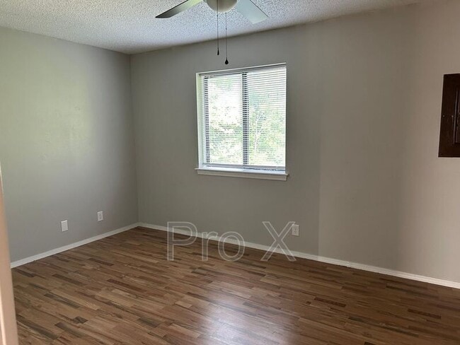 Foto del edificio - 1045 S Happy Hollow Rd