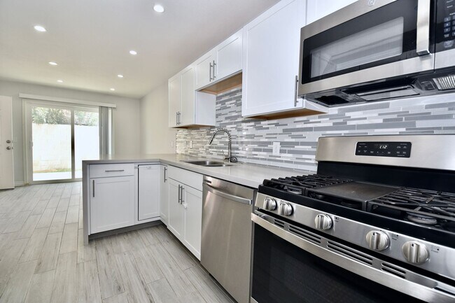 Foto del edificio - Modern 3 bed 2.5 bath Townhome at 	Mira Vi...