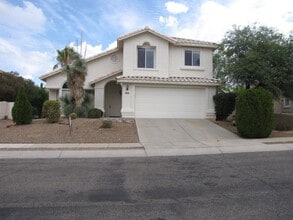 Building Photo - 2050 W 3 Oaks Dr