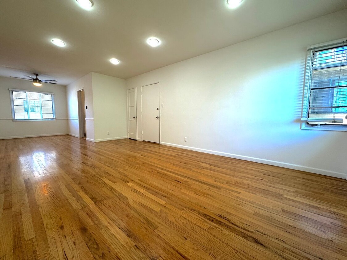 Primary Photo - Top Floor Hollywood 1Bed/1Bath Walking Dis...