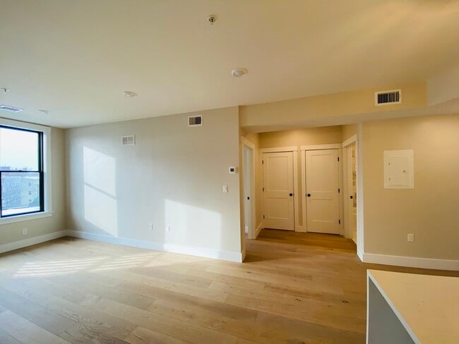 Building Photo - 305 Webster Ave