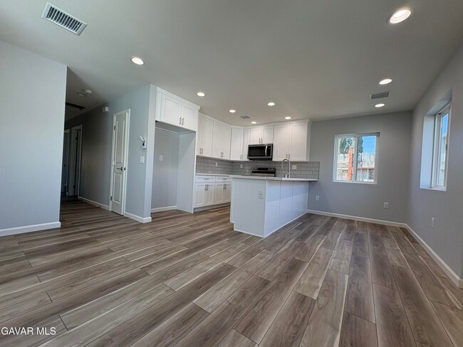 Building Photo - 5309 St Laurent Pl