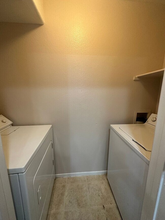 Foto del edificio - Cozy Condo with fireplace in living room.