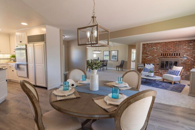 Building Photo - Beautiful 5 bedroom/3bath home with a pool