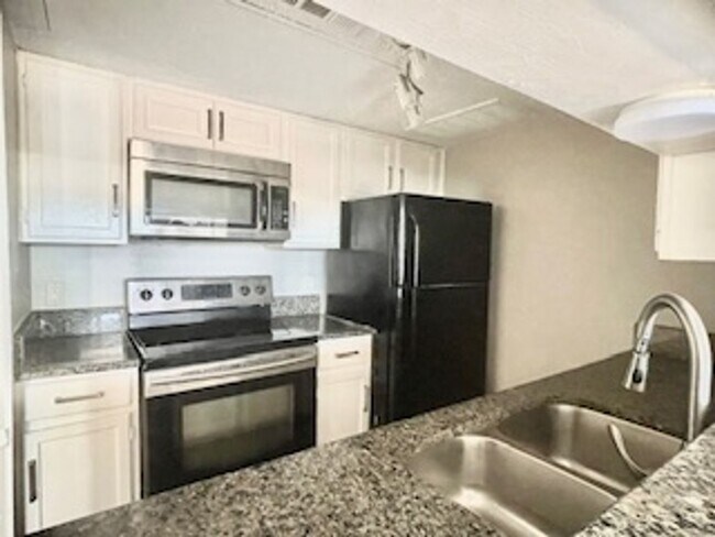 Foto del edificio - Updated 2 Bed, 3 Bath Condo in Prime North Dallas Location!