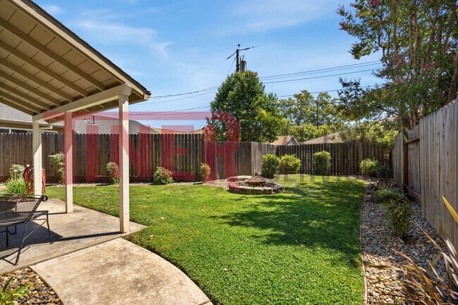 Building Photo - Elmhurst 2 Bedroom Home
