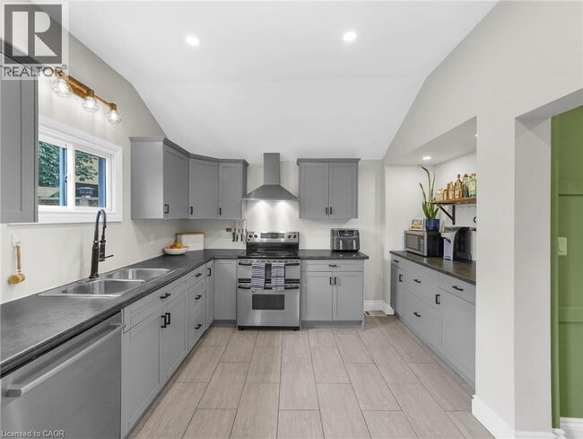 Building Photo - 380 MacNab St N