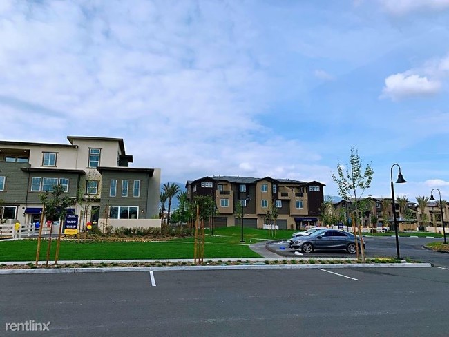Building Photo - 2 br, 2.5 bath Townhome - 7416 Solstice Place