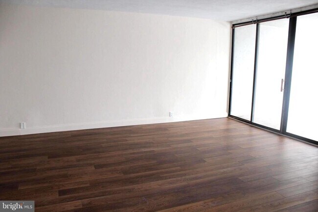 Foto del edificio - 1421 Forest Ln