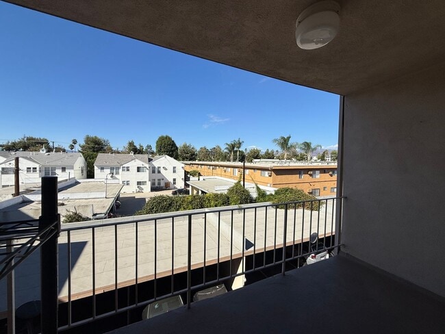 Building Photo - Valley Village-One Bedroom Apartment – Lig...