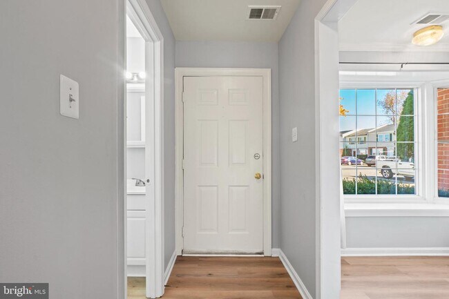 Building Photo - 8842 Oak Hollow Ct