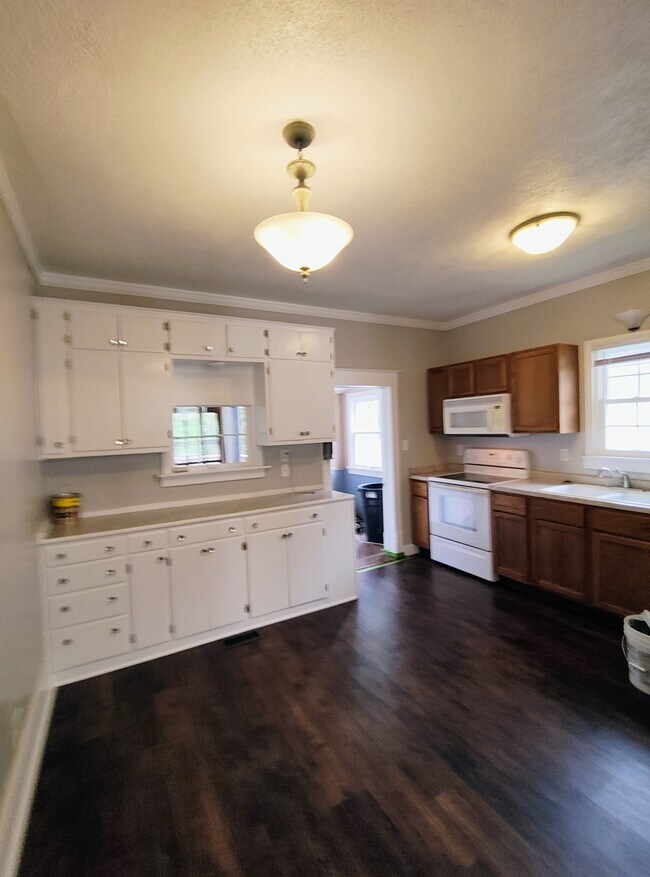 Cocina de buen tamaño - 917 Dockery St