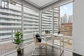 Building Photo - 29 Queens Quay E