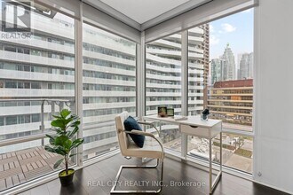 Building Photo - 29 Queens Quay E