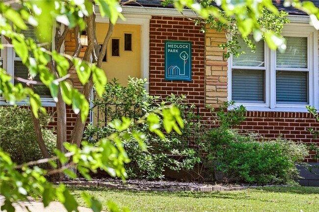 Foto del edificio - 2670 Woodridge Dr