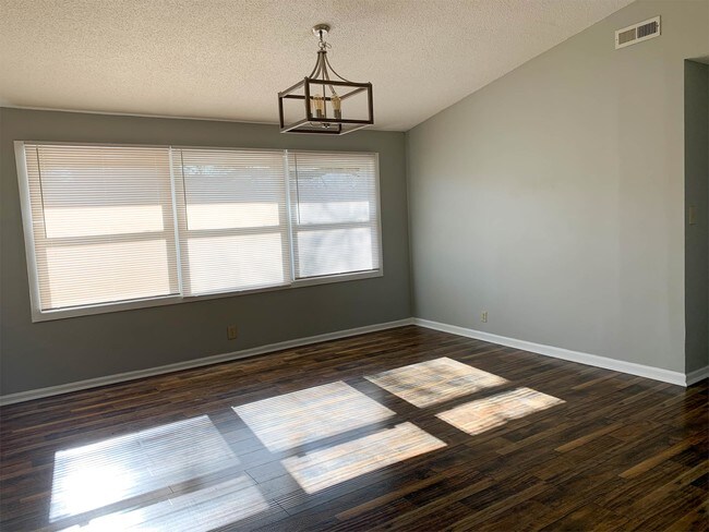Building Photo - 1405 Crocus Ln